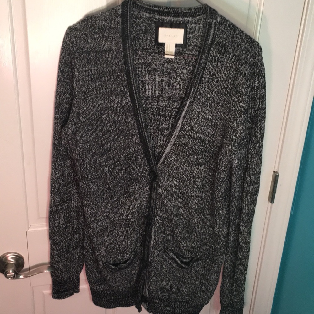 Black/white sweater